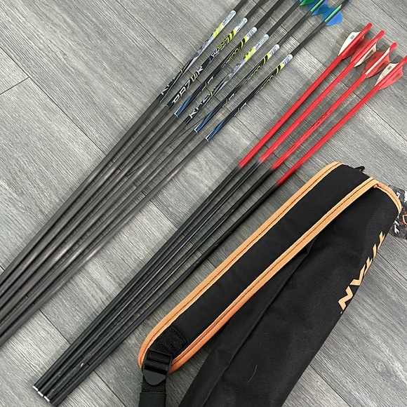 Titan, Compact Back Quiver with Arrows - Picture 3 of 12